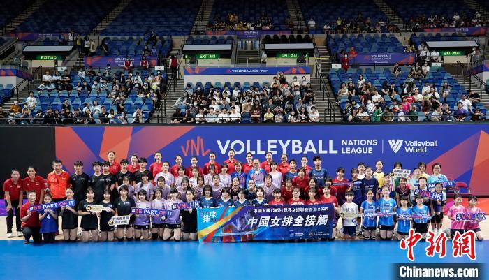 中国女排在香港体育馆举行“中國女排全接触”