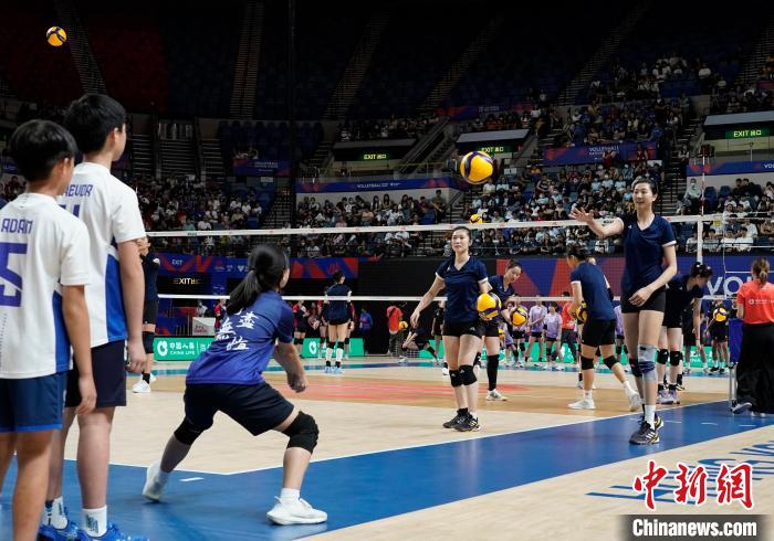 中国女排在香港体育馆举行“中國女排全接触”