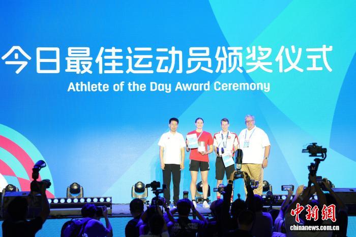 成都世运会国际友人体验四川非遗，欢声笑语中