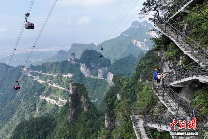 80名跑者挑战天门山秘径云梯赛道 全国登山挑战