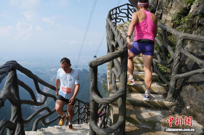 80名跑者挑战天门山秘径云梯赛道 全国登山挑战