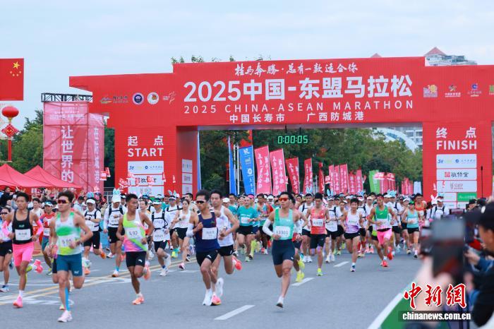 中国选手包揽中国—东盟马拉松冠亚军