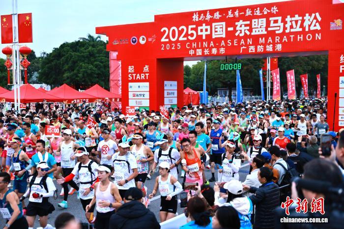 中国选手包揽中国—东盟马拉松冠亚军