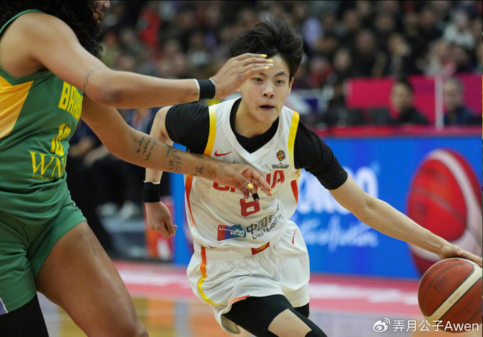 杨舒予接棒队长角色 世预赛表现引争议与期待