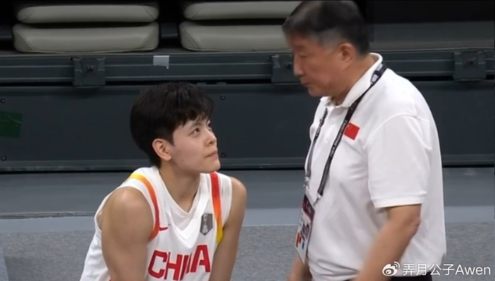 杨舒予接棒队长角色 世预赛表现引争议与期待